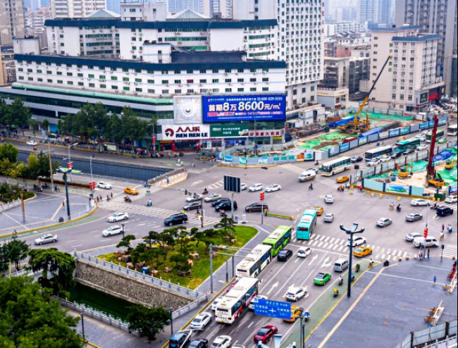 西安噴繪大牌廣告價格收費，西安主干道樓體外立面廣告牌人人樂