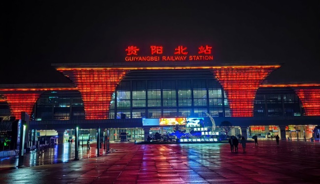 貴陽北站廣告價格收費，貴陽北高鐵站進站口打卡點門楣LED大屏廣告