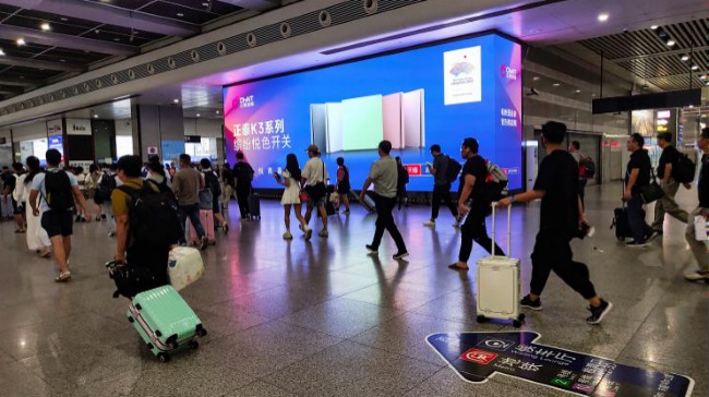 上海虹橋站LED大屏廣告價格，上海虹橋高鐵站到達(dá)換乘通道巨屏廣告