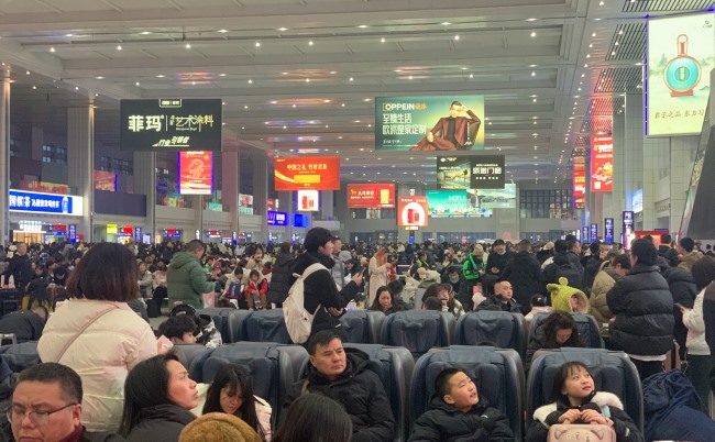 重慶北站候車大廳最大廣告牌位置燈箱廣告，重慶北高鐵站廣告價格