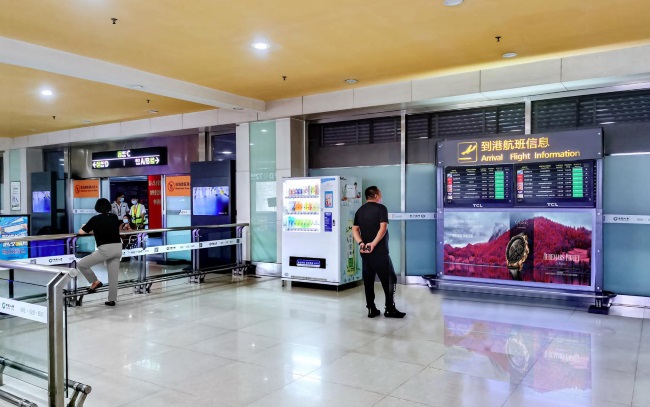 三亞鳳凰機場T2航站樓出發大廳橫牌廣告牌，三亞機場廣告價格收費