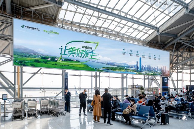 濟南遙墻機場候機大廳正中央巨幅大牌燈箱，濟南機場廣告價格收費