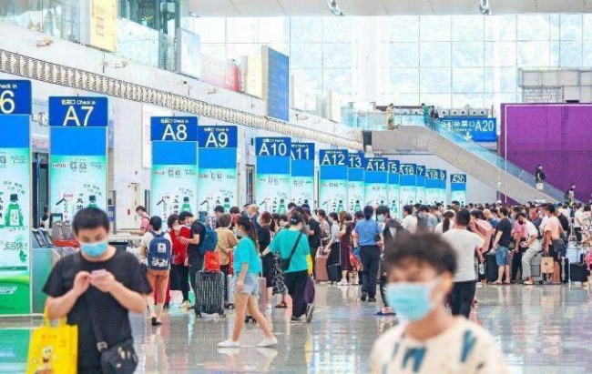 深圳北站候車大廳檢票口LED立式聯排電子屏，深圳北高鐵站廣告價格