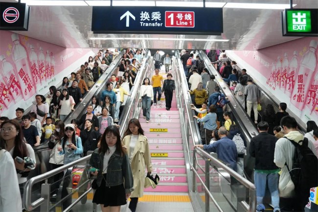 福州地鐵廣告價格收費，福州地鐵南門兜站換乘扶梯通道墻貼廣告