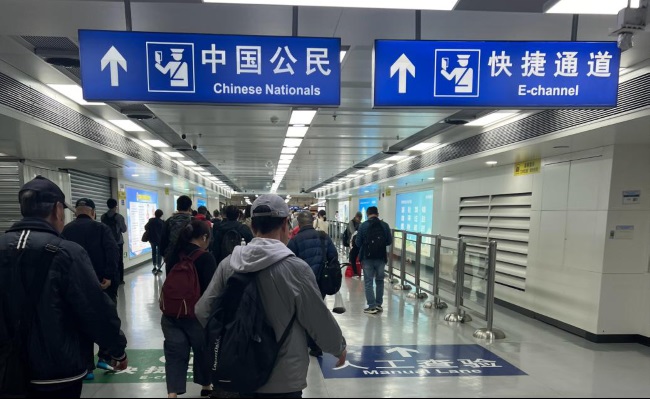 深圳羅湖口岸往香港過關必經通道燈箱廣告牌，羅湖口岸廣告價格