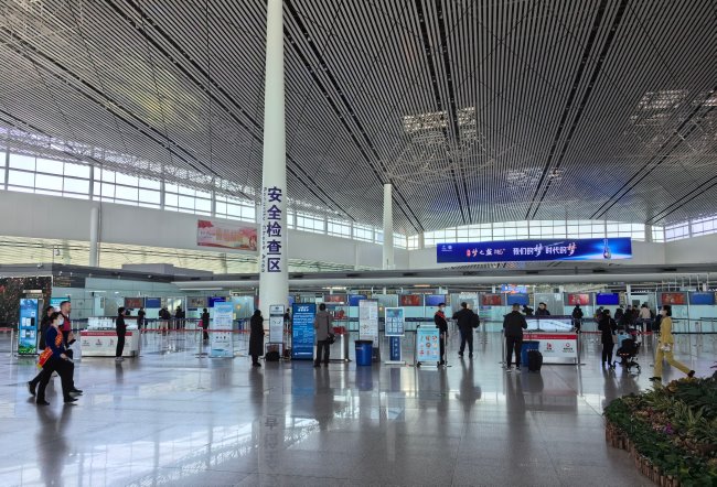 天津濱海機場出發大廳安檢口正上方LED大屏廣告，天津機場廣告價格