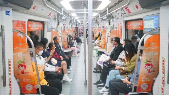 青島地鐵車廂內貼紙內包車創意車廂廣告，青島地鐵列車廣告價格