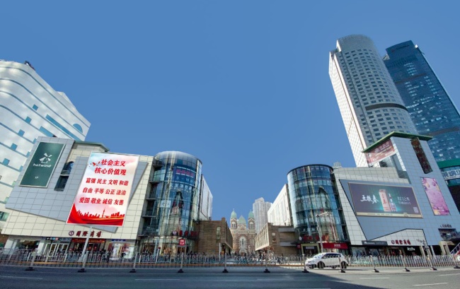 天津和平區南京路國際商場外立面大牌燈箱廣告，天津大牌廣告價格