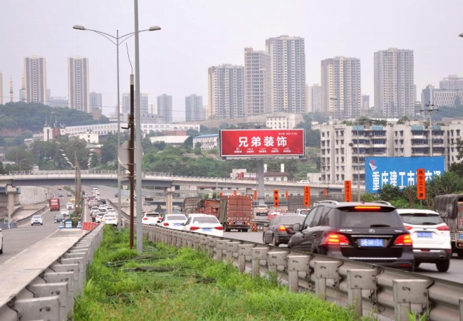 重慶內(nèi)環(huán)高速大牌三面翻廣告，重慶武渝高速高桿立柱大牌廣告價(jià)格