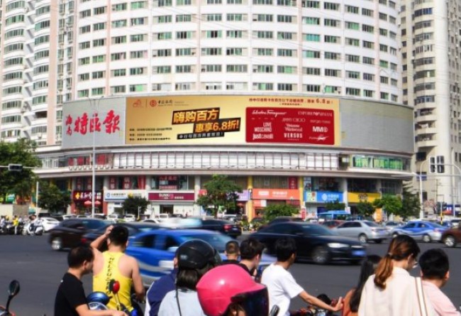 海口瓊山龍昆南路紅城湖路匯隆外墻LED橫屏，海口LED大屏廣告價(jià)格