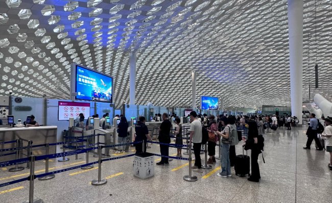 深圳寶安機場出發安檢口LED雙屏廣告牌投放，深圳機場大屏廣告價格