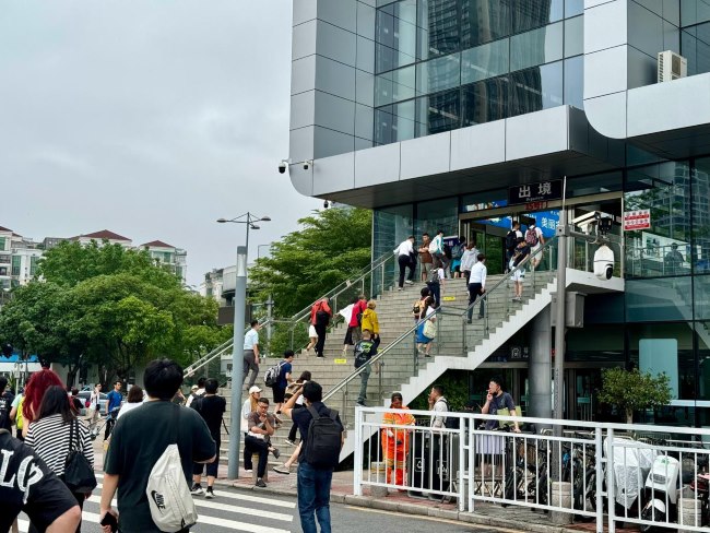 深圳福田口岸入口大廳出境方向正迎面廣告牌，福田口岸廣告價(jià)格