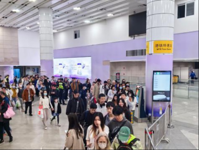 深圳地鐵4號線福田口岸站廳墻貼廣告投放案例，深圳地鐵廣告價格