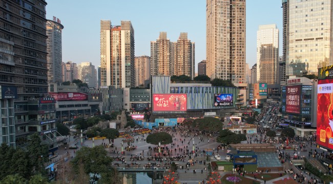 重慶江北觀音橋廣場(chǎng)大融城戶(hù)外LED橫屏廣告，重慶LED大屏廣告價(jià)格