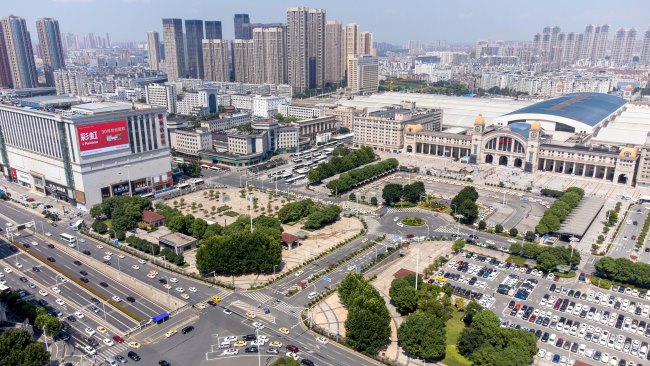 武漢漢口火車(chē)站廣場(chǎng)歐亞達(dá)家居樓頂LED屏廣告，武漢LED大屏廣告價(jià)格