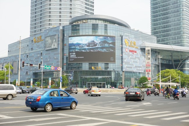 南通文峰地鐵站金鷹購(gòu)物中心外墻LED大屏廣告，南通LED大屏廣告價(jià)格