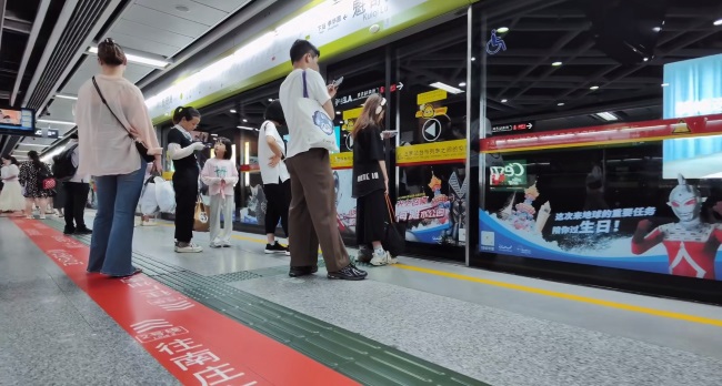 佛山地鐵站臺屏蔽門玻璃貼廣告優質投放案例，佛山地鐵站廣告價格