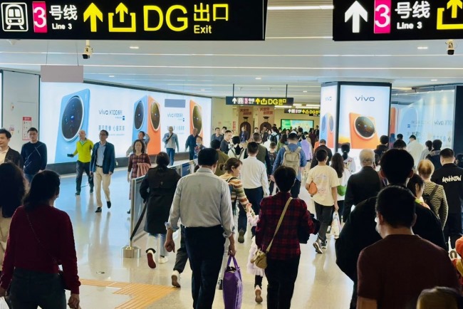 南寧地鐵金湖廣場站換乘通道長廊墻面廣告，南寧地鐵站內廣告價格