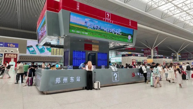 鄭州東站候車大廳中央服務臺上方LED廣告，鄭州東高鐵大屏廣告價格