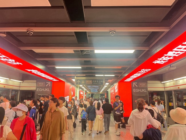 深圳地鐵上梅林站臺換乘通道LED大屏墻貼廣告，深圳地鐵廣告價格