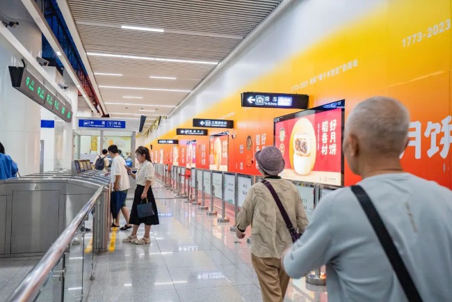 濟(jì)南地鐵3號線奧體中心站廳墻貼燈箱廣告案例，濟(jì)南地鐵廣告價格