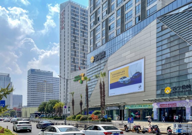 南昌紅谷灘萬達(dá)青云印象匯商場外立面大牌燈箱，南昌大牌廣告價(jià)格