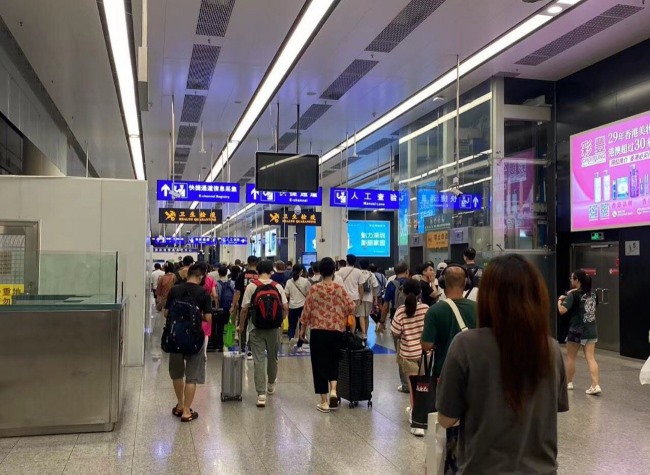 深圳福田口岸三層邊檢大廳燈箱廣告，深圳福田口岸往香港廣告價(jià)格