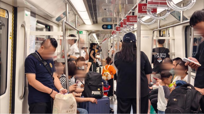 深圳地鐵性價比最高車廂廣告拉手優勢案例，深圳地鐵拉手廣告價格