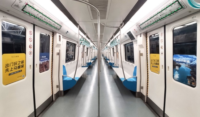 北京地鐵列車門貼廣告投放，北京地鐵車廂玻璃貼廣告價格