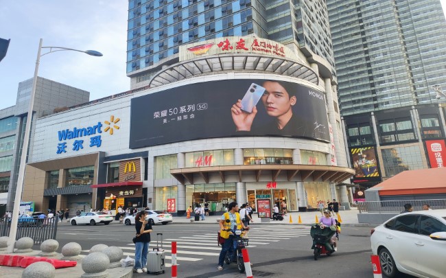 廈門島內火車站世貿商城戶外LED廣告投放，廈門大屏廣告價格