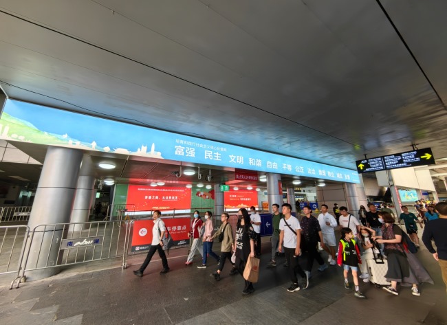 深圳羅湖口岸LED大屏廣告投放，羅湖口岸通道燈箱廣告價(jià)格