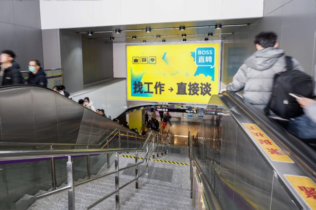 深圳地鐵站出入口扶梯正對(duì)大牌廣告投放，深圳地鐵廣告價(jià)格