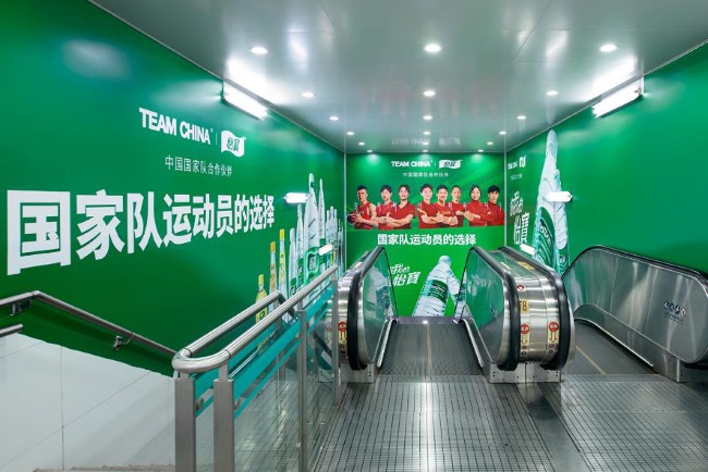 上海地鐵站出入口扶梯正對墻貼廣告投放，上海地鐵廣告價格