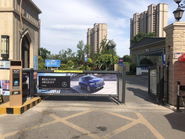 深圳停車(chē)場(chǎng)道閘廣告的商業(yè)價(jià)值解析