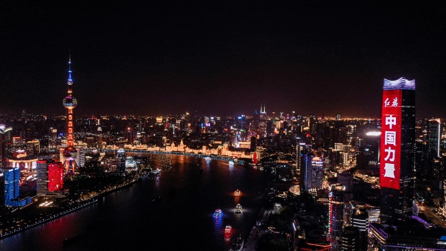 上海外灘地標白玉蘭樓體戶外LED廣告投放，上海燈光秀廣告價格