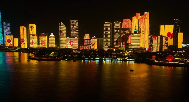 青島浮山灣樓體燈光秀廣告投放，青島地標燈光秀大屏廣告價格