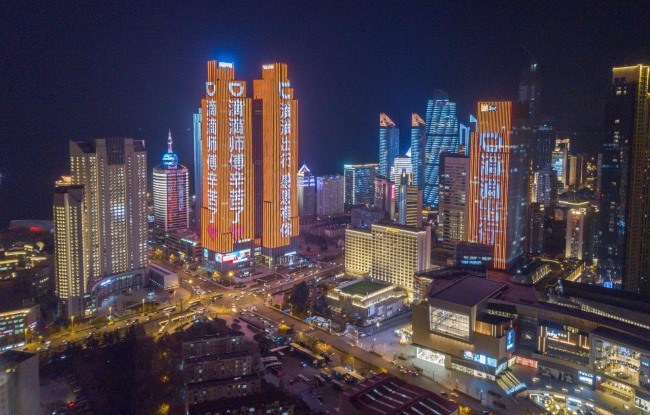 青島五四廣場樓體燈光秀廣告投放，青島地標(biāo)雙子座大屏廣告價格