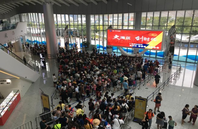 深圳蛇口郵輪中心廣告位的區位優勢和投放策略。第一戶外傳媒代理相關廣告的案例及效果如何？