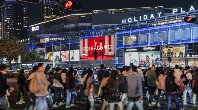 深圳戶外大屏分布在哪些區域？車流人流量比較大的分別有哪些？第一戶外傳媒代理發布大屏廣告嗎？