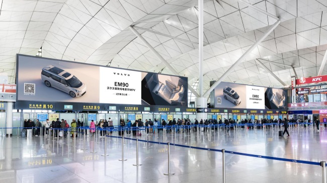 以汽車行業(yè)為例說明機(jī)場廣告的區(qū)位價(jià)值如何？并說明投放機(jī)場廣告選擇第一戶外傳媒的專業(yè)團(tuán)隊(duì)是否值得信任？