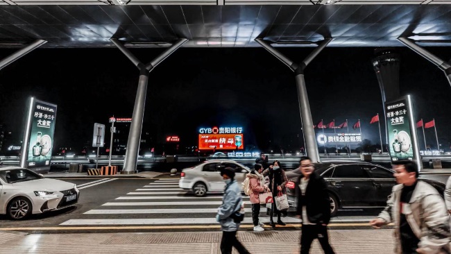 詳細(xì)介紹一下貴陽龍洞堡機(jī)場媒體位置，并說明第一戶外傳媒代理哪些廣告位？