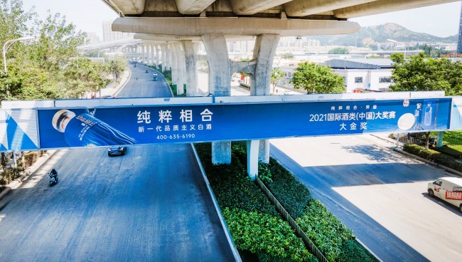 青島李滄重慶中路天橋燈箱大牌廣告投放，青島戶外廣告價格