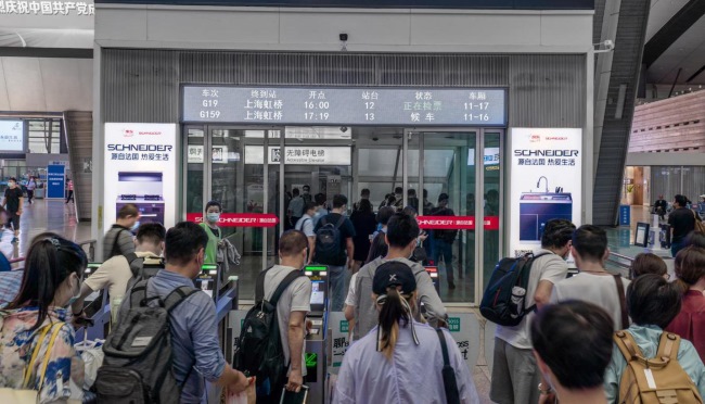 北京南高鐵站檢票口玻璃門貼墻貼廣告投放，北京南站廣告價格