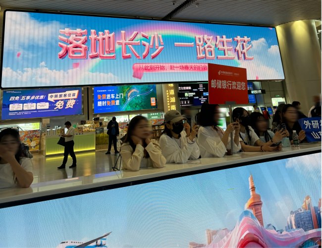 長沙黃花機場到達迎客廳LED廣告投放，長沙機場大屏廣告價格