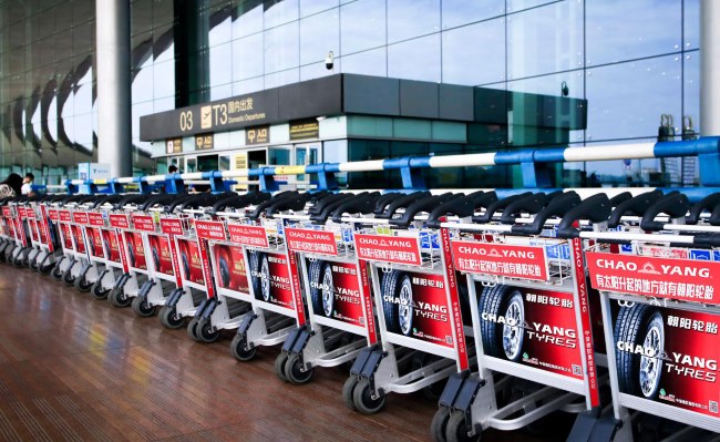 重慶機場手推車廣告投放，重慶江北機場行李推車貼廣告價格