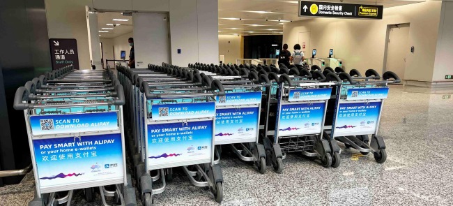 杭州機場手推車廣告投放，杭州蕭山機場行李推車貼廣告價格