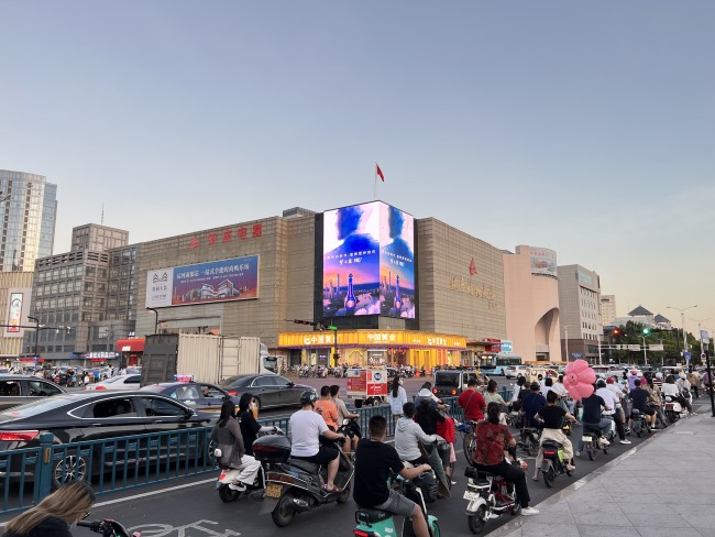 濟(jì)寧銀座影城LED廣告投放，濟(jì)寧南門口大屏廣告價(jià)格