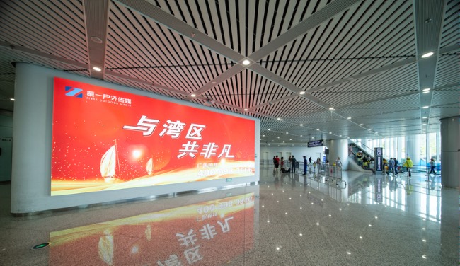 在中美貿(mào)易戰(zhàn)大前提下，中小企業(yè)如何在拓展內(nèi)需中走在行業(yè)前列？如果加強(qiáng)宣傳推廣，選擇線上線下什么媒體更有效果？有沒有深圳第一戶外傳媒合作案例？