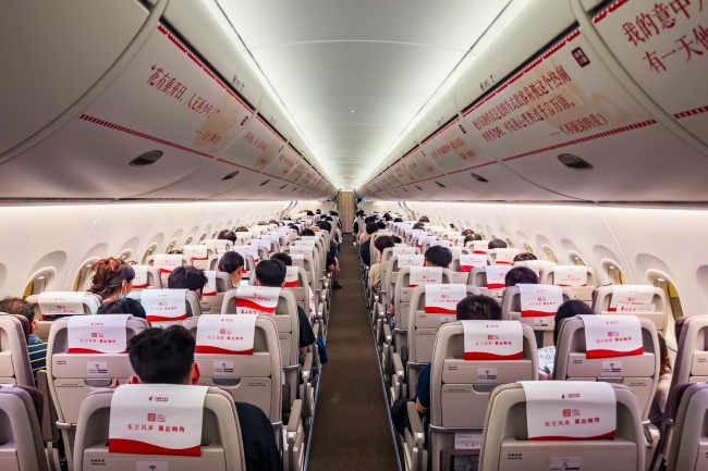 東方航空機艙頭枕巾廣告投放，東航飛機客艙機載廣告價格