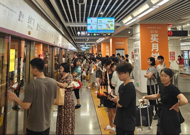 南寧地鐵金湖廣場站候車區包柱廣告投放，南寧地鐵廣告價格